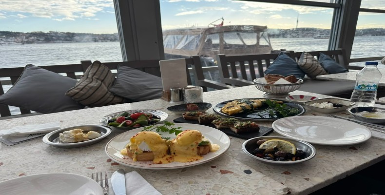 کافه عشق Aşşk Kahve در کوروچشمه با منظره بسفر؛ از محبوب‌ترین کافه های ساحلی استانبول