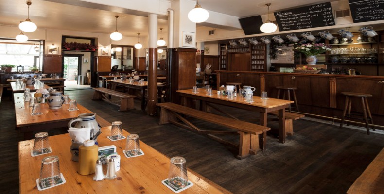 فضای سنتی رستوران آتشل فرانکفورت با میزهای چوبی و حس محلی