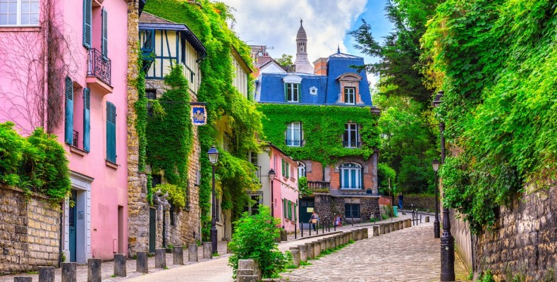 خیابان شهدای مونمارتر پاریس با مغازهها و حالوهوای محلی