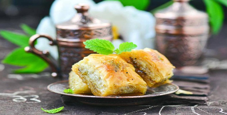 باقلوای ترکی تازه سرو شده روی بشقاب سنتی – از محبوب‌ترین سوغاتی های استانبول