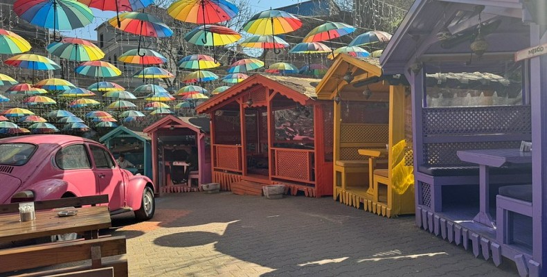 بالات آنتیک کافه با سقف چترهای رنگی؛ فضایی پرانرژی در محله تاریخی بالات