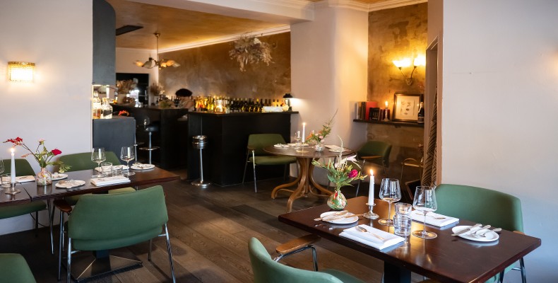 فضای صمیمی رستوران Blumen فرانکفورت با نور ملایم و میزهای چوبی؛ رستورانی محبوب با منوی سورپرایزی در فرانکفورت