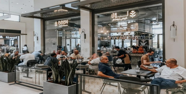 بون کافی در جمیرا لیک تاورز دبی با فضای صمیمی و مشتریان محلی