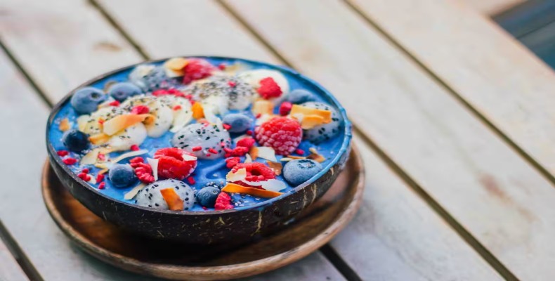 کافه بانتی بیتس (Bounty Beets) در دبی؛ صبحانه سالم با پودینگ چیا و وافل بادام در فضای سبز و روباز