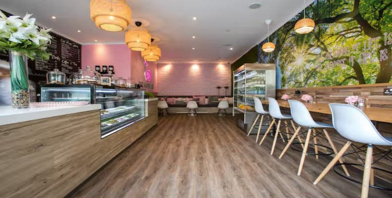 فضای داخلی روشن و مدرن رستوران Brambles دبی؛ یکی از رستوران‌های گیاهی در دبی با منوی سالم و رنگارنگ