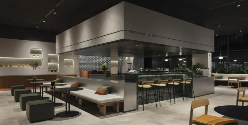 نمای داخلی بروو کافه دبی با دکور چوبی و نورپردازی گرم