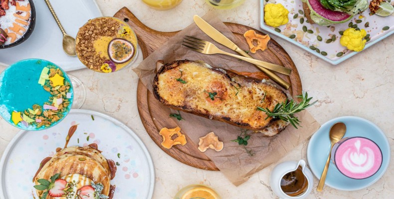 کافه برانچ اند کیک (Brunch & Cake at The Pointe)؛ تراس روبهدریا و فواره پالم جمیرا برای صبحانه