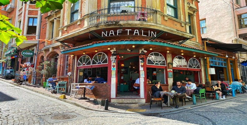 نمای بیرونی کافه نفتالین در محله بالات؛ از خاص‌ترین کافه های قدیمی استانبول