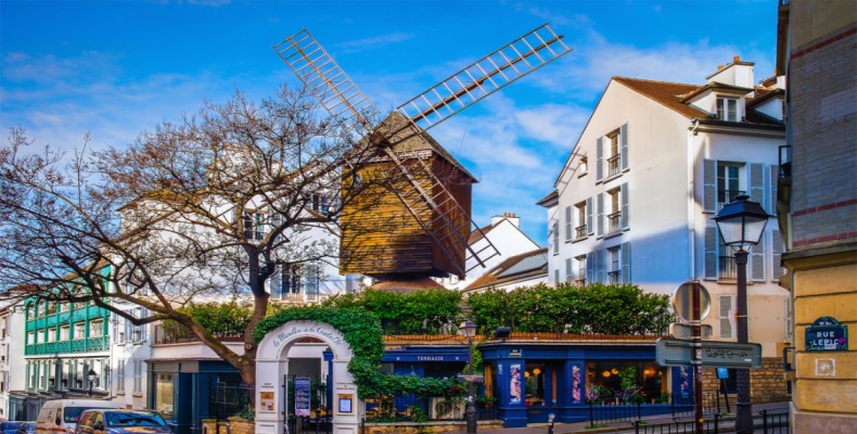 کافه دو مولین در منطقه مونمارتر پاریس معروف از فیلم آملی