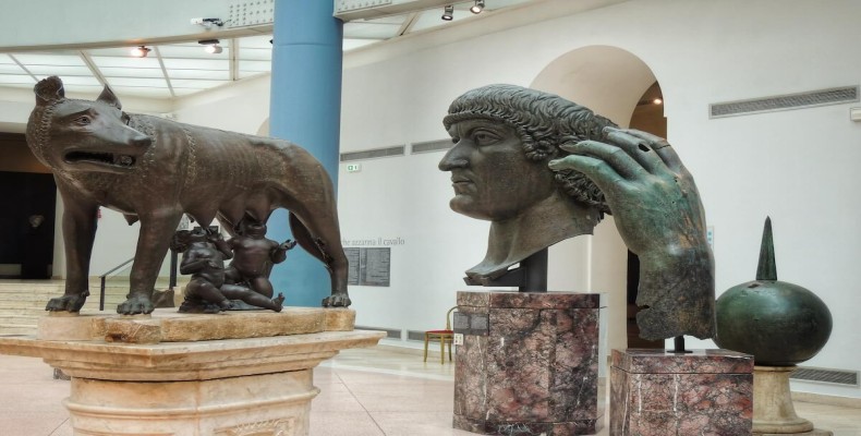 فضای داخلی موزههای کاپیتولین رم با مجسمههای رومی باستان