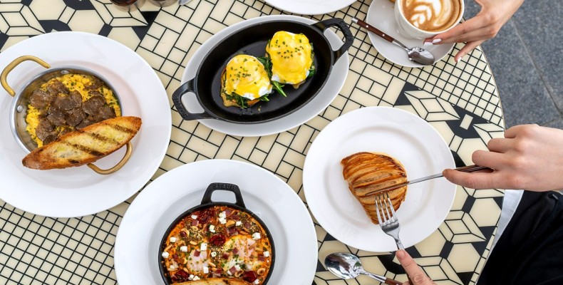 رستوران کارین (Carine Dubai) در امارات گلف کلاب؛ صبحانه آخرهفته با وافل و املت تازه