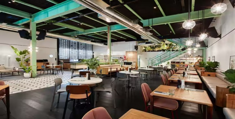 کافه رستوران Cassette دبی با طراحی صنعتی و فضای دنج؛ از بهترین رستوران‌های گیاهی و سالم دبی