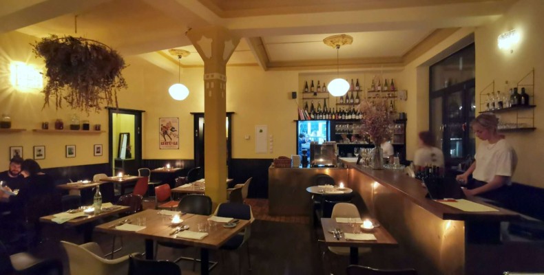 فضای داخلی رستوران Chairs فرانکفورت با نورپردازی خلاقانه و محیط دنج؛ از بهترین رستوران های فرانکفورت