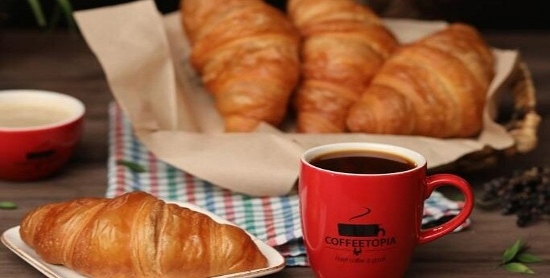 قهوه و کروسان تازه در کافه Coffeetopia؛ از بهترین کافه های استانبول نزدیک بازار ادویه