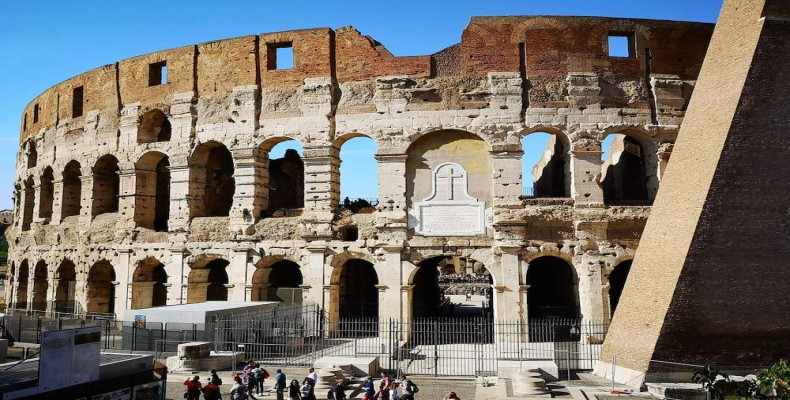 نمای بیرونی کولوسئوم رم از زاویه جنوبی در روز