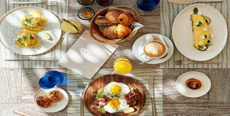ساحل دریفت دبی (DRIFT Beach Dubai)؛ صبحانه در فضای لوکس کنار استخر و چشمانداز خلیج فارس