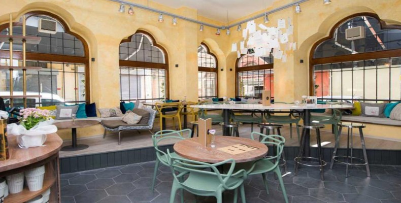 کافه Dem Karaköy با طراحی چک‌مات و سقف شیشه‌ای؛ ترکیبی از چایخانه و کافه مدرن