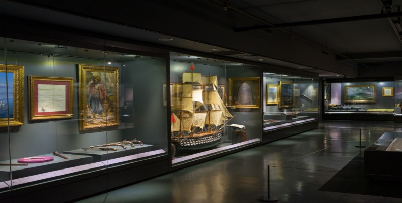 ویترین آثار دریایی و مدل کشتیها در موزه نیروی دریایی استانبول
