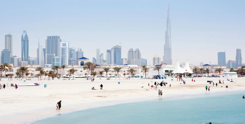 ساحل دبی با چشمانداز برج خلیفه – تفریحات ساحلی دبی در بهار