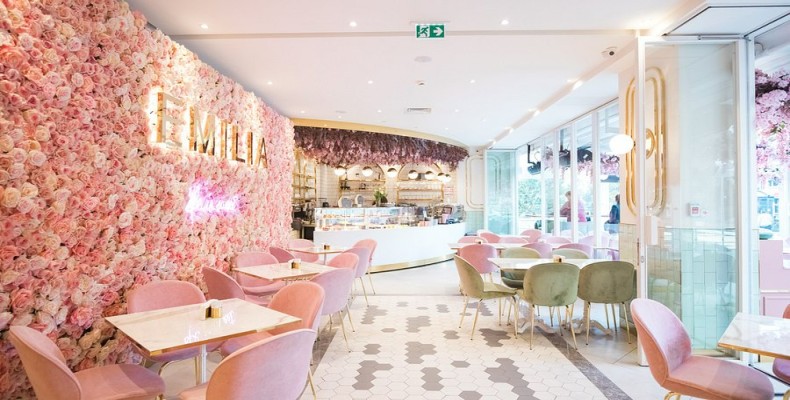 فضای داخلی کافه Emilia با دکور صورتی و دیوار گل؛ از خاص‌ترین کافه های استانبول