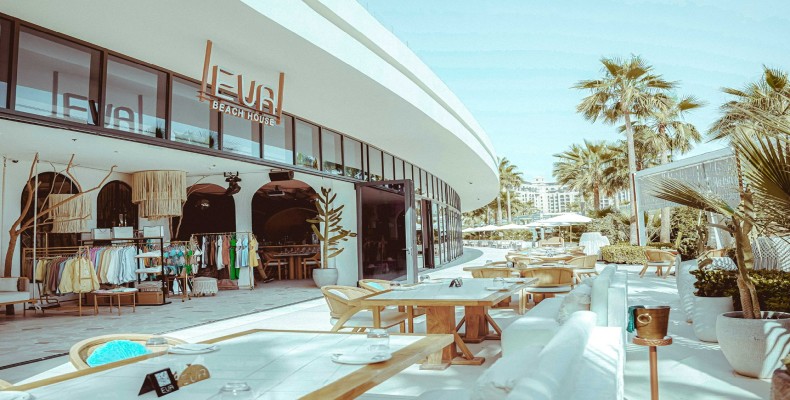 خانه ساحلی اوا (Eva’s Beach House) در پالم جمیرا؛ طراحی بوهویی و تراس روباز برای صرف صبحانه در دبی