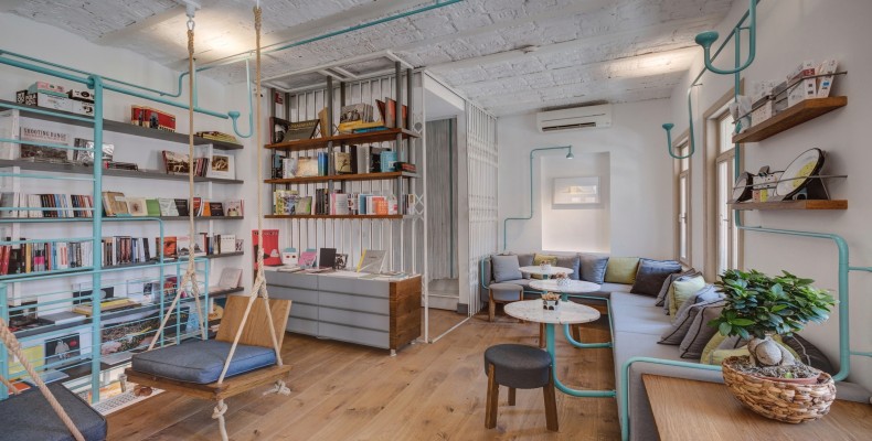 فضای داخلی کافه Filbooks؛ ترکیب کتاب‌فروشی و کافه در محله کاراکوی استانبول