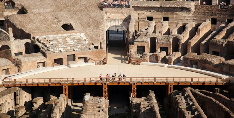 نمای نزدیک از ردیف اول صندلی‌ها و ورودی‌های داخلی کولوسئوم رم