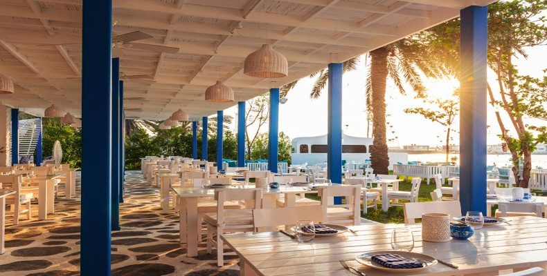 فضای باز و ساحلی رستوران Fish Beach Taverna – رستوران یونانی کنار ساحل در دبی