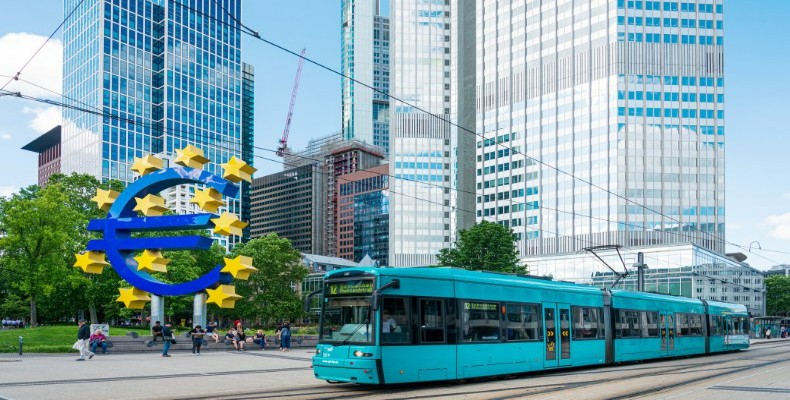 سیستم حملونقل عمومی فرانکفورت شامل تراموا و مترو در مرکز شهر