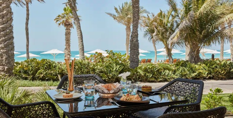 رستوران ریویرا فرانسه (French Riviera Dubai) در مدینه جمیرا؛ صبحانه کلاسیک فرانسوی با منظره دریا