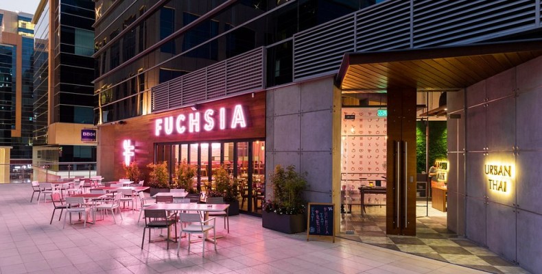 نمای بیرونی رستوران Fuchsia Urban Thai دبی با میزهای فضای باز؛ رستورانی با منوی گیاهی و غذاهای تایلندی خوش‌طعم