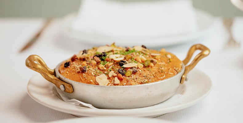 میز شام یونانی در رستوران GAIA دبی – غذاهای اصیل و مدیترانه‌ای