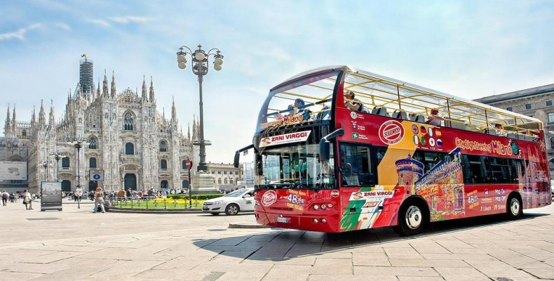 اتوبوس توریستی دوطبقه در مقابل کلیسای دوئومو میلان