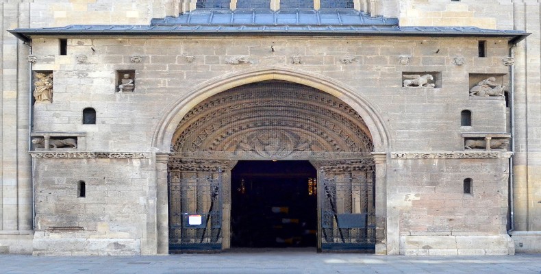 دروازه غولها در ورودی کلیسای سنت استفان وین