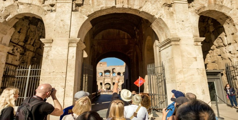 نمای ورودی مشهور گلادیاتورها به میدان اصلی کولوسئوم رم