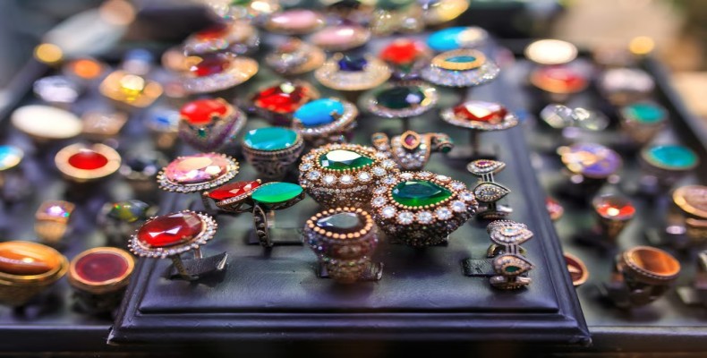 زیورآلات دست‌ساز ترکی با سنگ‌های رنگی – از سوغاتی های هنری و خاص استانبول