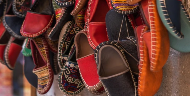 کفش‌های دست‌دوز سنتی ترکی با طرح‌های رنگارنگ