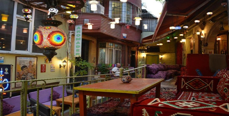 کافه Harab’be در سلطان‌احمد با دکور شرقی و چراغ‌های رنگی؛ از محبوب‌ترین کافه های توریستی استانبول