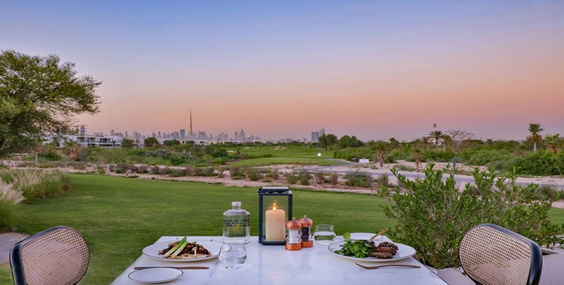 یلهاوس براسری (Hillhouse Brasserie) در دبی؛ تراس سبز با چشمانداز زمین گلف برای صرف صبحانه