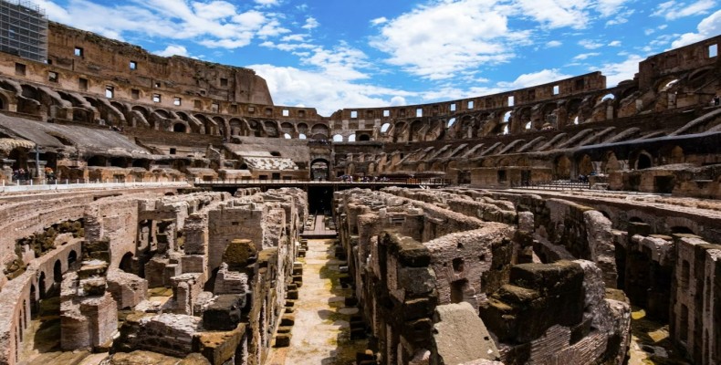 نمای زیرزمین کولوسئوم (هیپوژیوم) و گذرگاه‌های باستانی آن