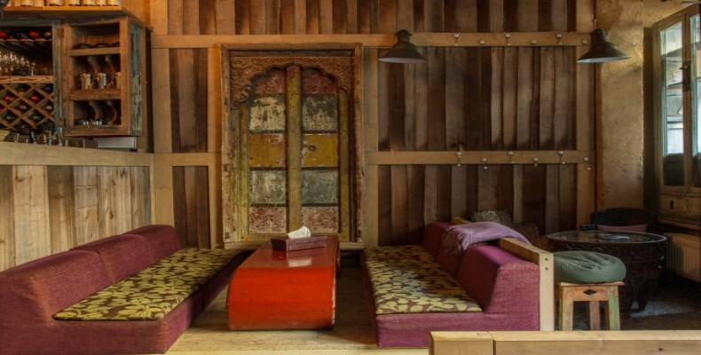 دکور چوبی و گرم رستوران قلب آفریقا (Im Herzen Afrikas) فرانکفورت؛ تجربه غذاهای آفریقایی در آلمان