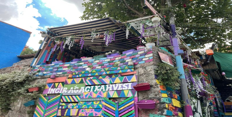 کافه رنگارنگ Incir Agaci Kahvesi در بالات؛ یکی از خاص‌ترین و پرطرفدارترین کافه های استانبول