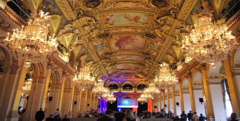 نمای داخلی تالار شهر پاریس با سقفهای تزئینی، لوسترهای بزرگ و معماری نئورنسانس