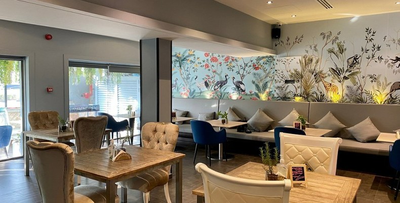 دکور سبز و طبیعی رستوران Just Vegan دبی با شعارهای محیط‌زیستی و غذاهای وگان؛ از رستوران‌های گیاهی پرطرفدار دبی