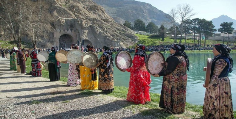 مراسم محلی در نزدیکی طاق‌بستان کرمانشاه؛ حال‌وهوای نوروزی در غرب ایران