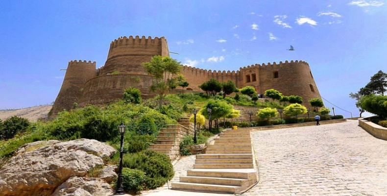 قلعه فلک‌الافلاک خرم‌آباد زیر آسمان آبی؛ از دیدنی‌های محبوب سفر نوروزی