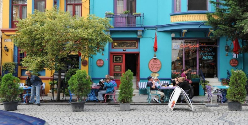 کافه Kybele در نزدیکی مسجد آبی؛ از بهترین کافه های استانبول با دکور ترکی و لامپ‌های سنتی