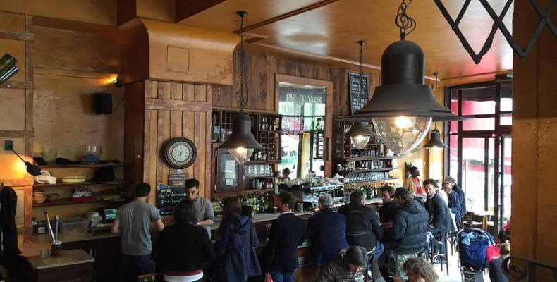 کافه La Fourmi در منطقه مونمارتر پاریس با فضای گرم و محلی