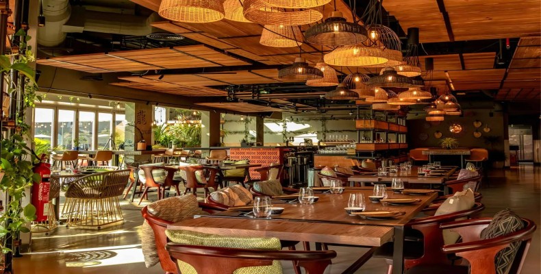 محیط گرم و آسیایی رستوران Lah Lah دبی با نورپردازی طبیعی و دکور چوبی؛ ارائه‌دهنده غذاهای گیاهی و وگان