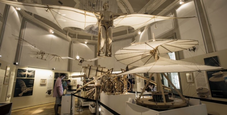 نمای داخلی موزه لئوناردو ۳ میلان با بازسازی اختراعات لئوناردو داوینچی